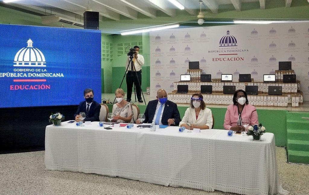 Fulcar entrega equipos a maestros 03 Educación inicia entrega de 70 mil dispositivos a maestros