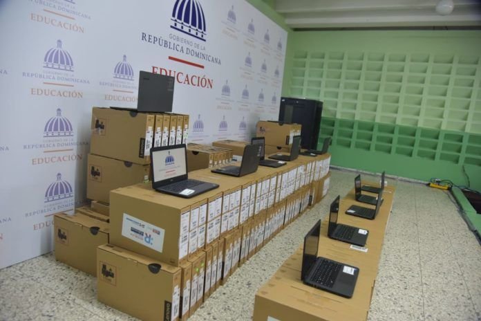 Fulcar entrega equipos a maestros 04 Educación inicia entrega de 70 mil dispositivos a maestros