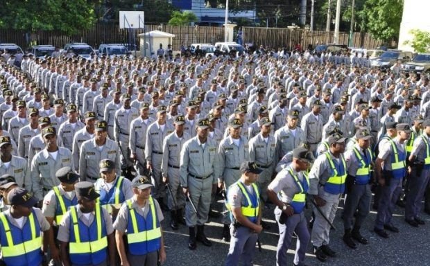 Luis Abinader reafirma mejorará salarios de los policías en 2021 2 Luis Abinader reafirma mejorará salarios de los policías en 2021