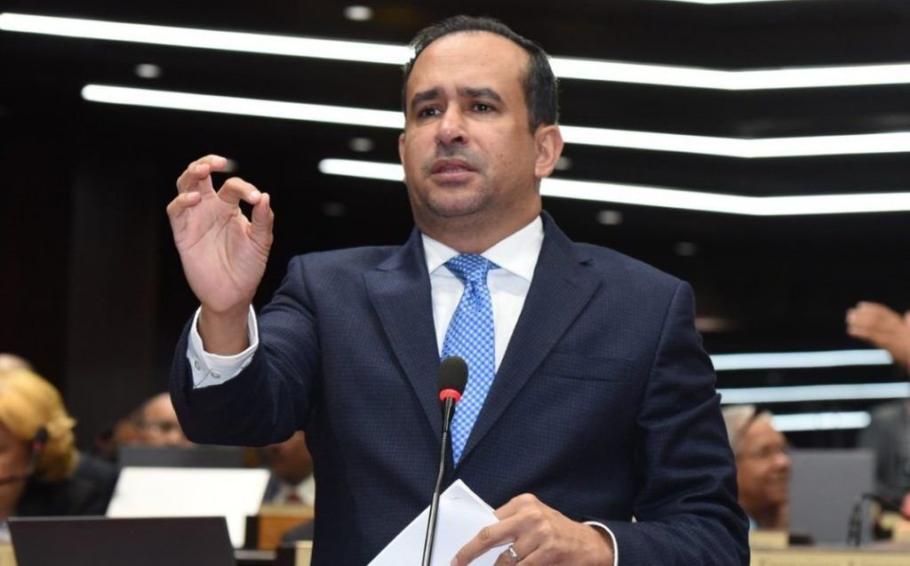 Diputado Víctor Suárez renuncia del PLD a través de Twitter