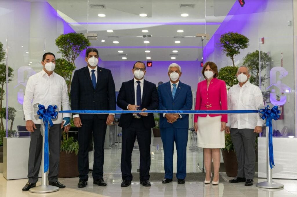 ACAP 03 Bendicen nueva sucursal de Asociación Cibao en el centro comercial Sambil