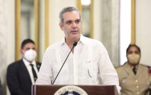 Abinader aumentará en 2021 a 300 dólares salario mínimo de policías