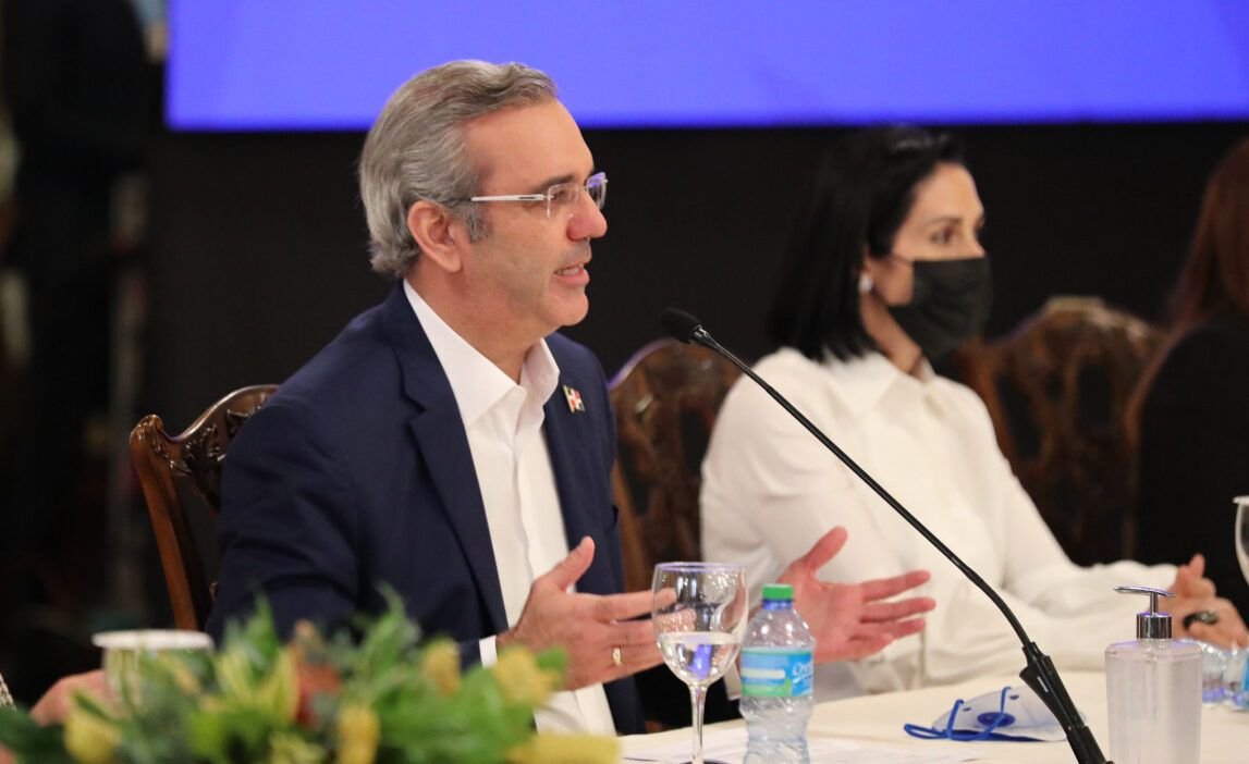 Abinader suspende 7 funcionarios más por no presentar declaración jurada