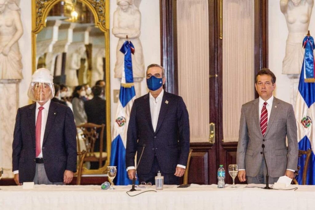 Luis Abinader asume personalmente la industrialización del país