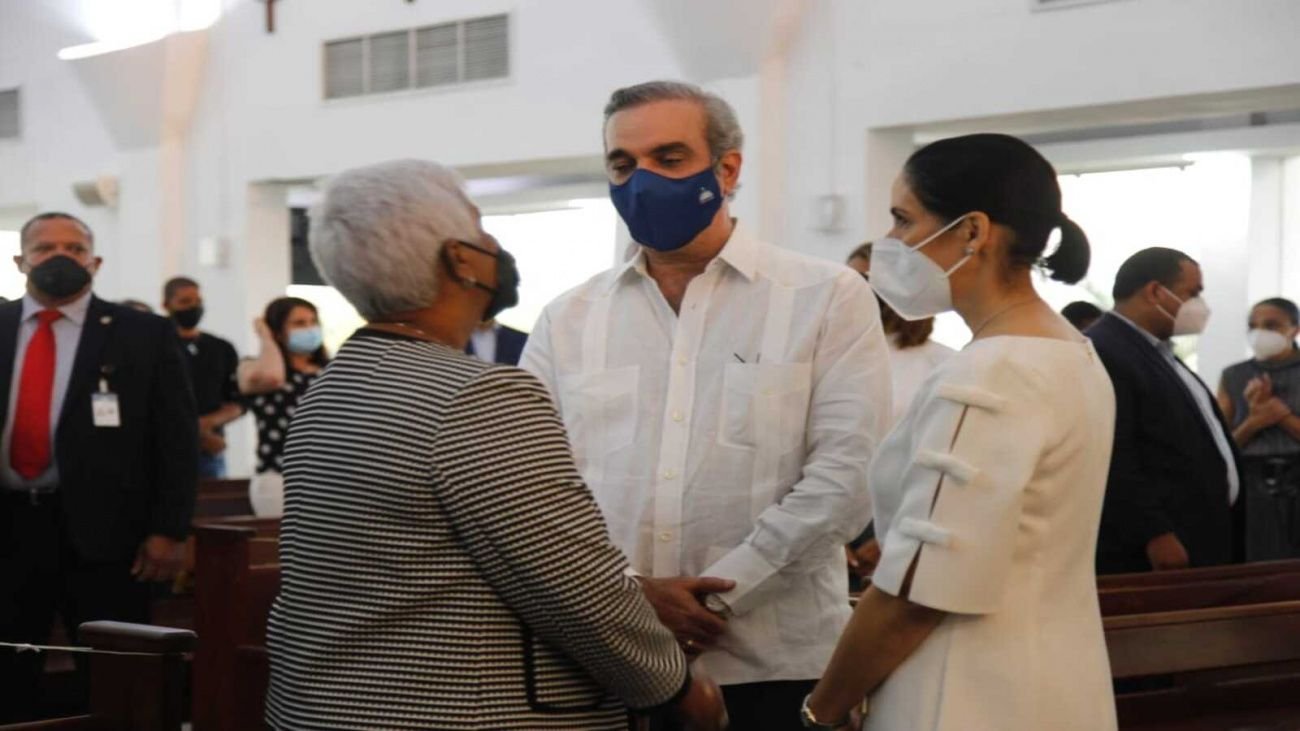 Presidente y primera dama asisten a misa por madre de Altagracia Salazar
