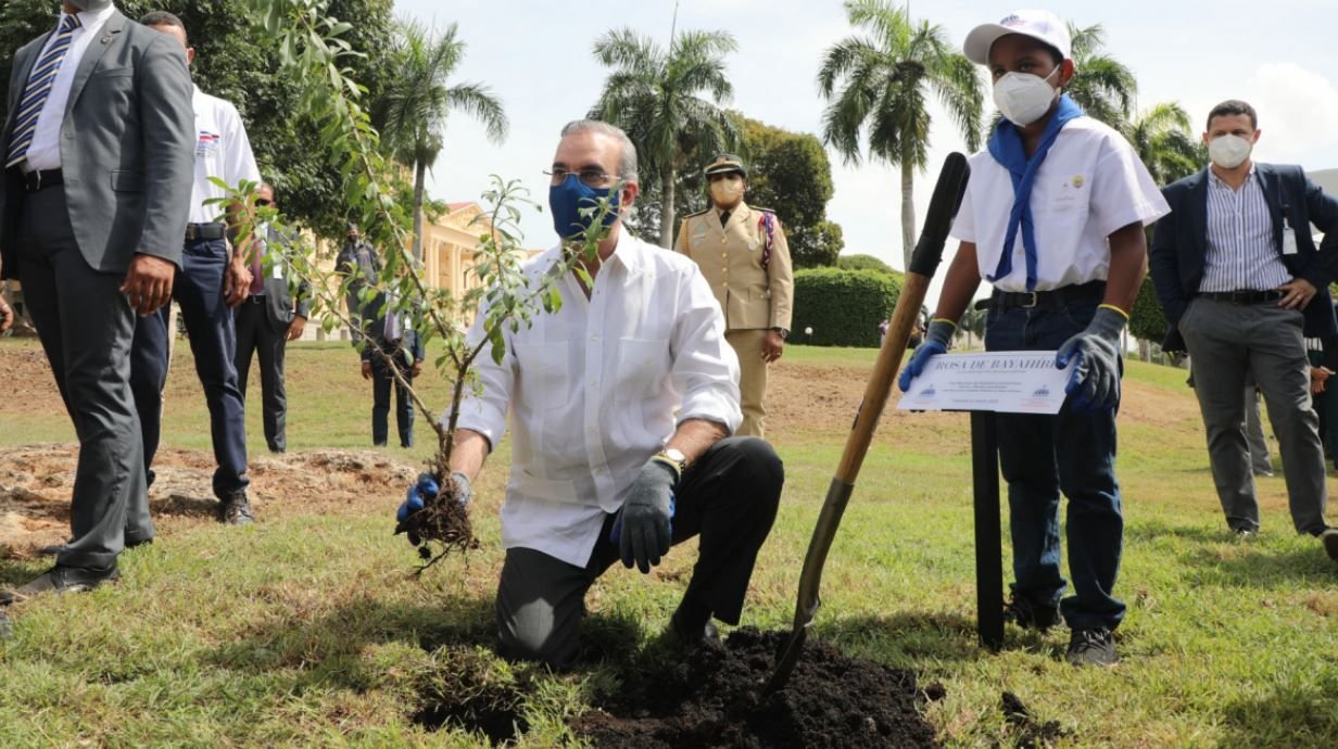 Abinader encabeza siembra en el Palacio Nacional por el Mes de la Reforestación