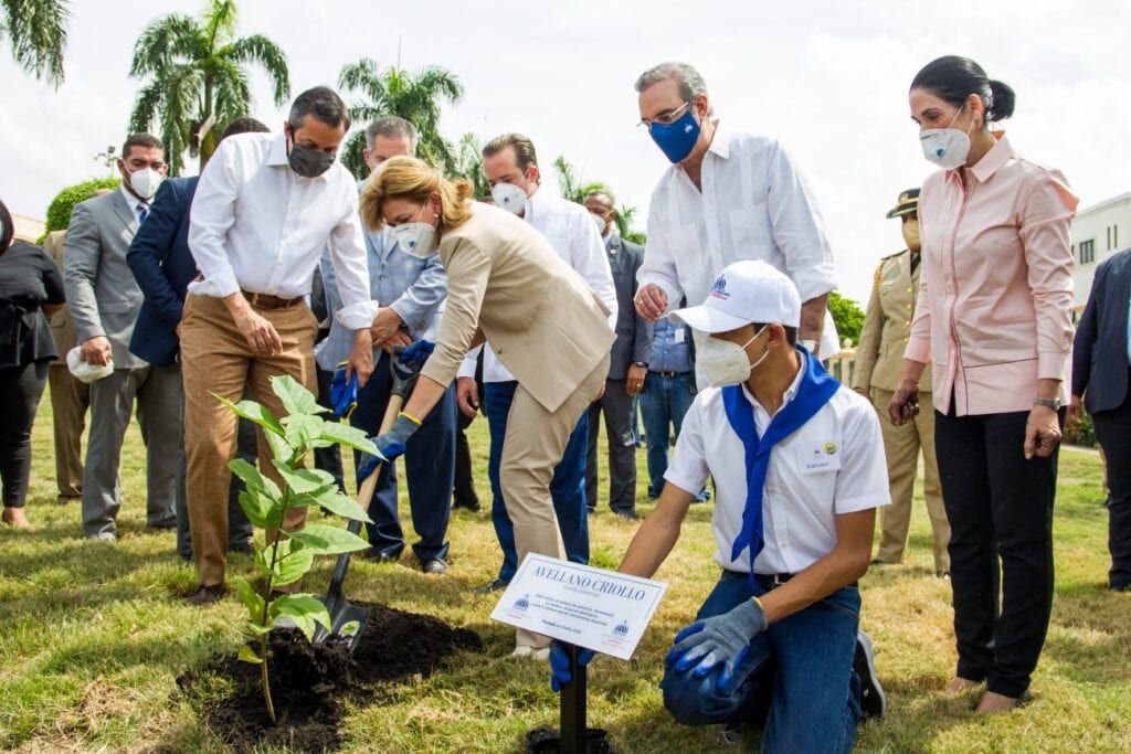 Abinader siembra arbol 02 Abinader encabeza siembra en el Palacio Nacional por el Mes de la Reforestación