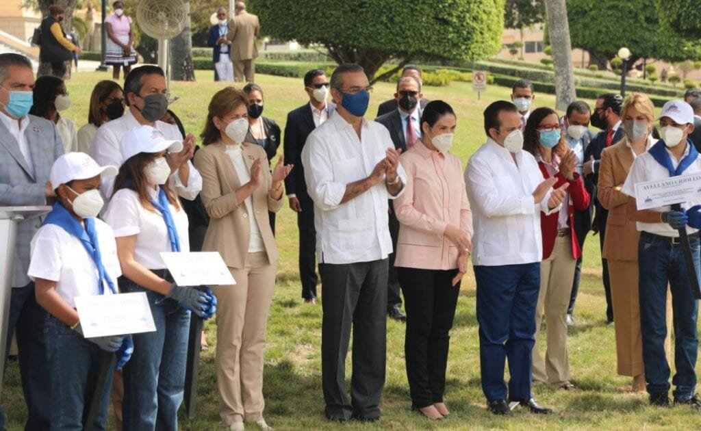 Abinader siembra arbol 03 Abinader encabeza siembra en el Palacio Nacional por el Mes de la Reforestación