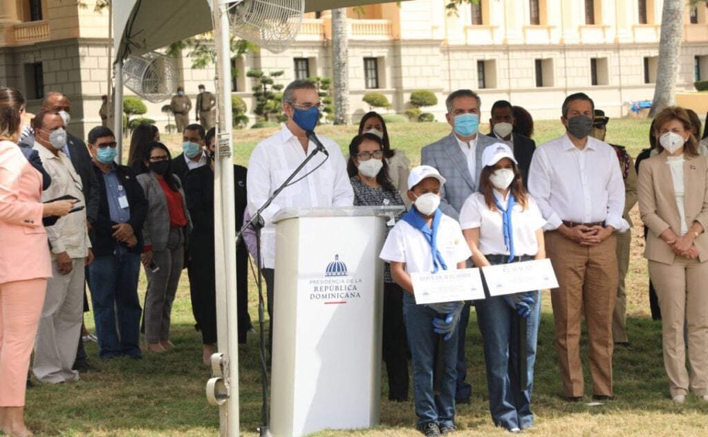 Abinader siembra arbol 04 Abinader encabeza siembra en el Palacio Nacional por el Mes de la Reforestación