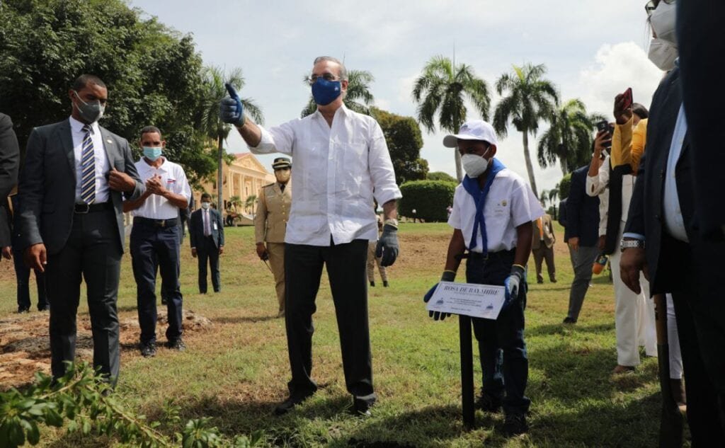 Abinader siembra arbol 06 Abinader encabeza siembra en el Palacio Nacional por el Mes de la Reforestación