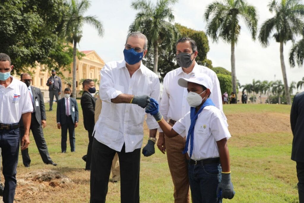 Abinader siembra arbol 07 Abinader encabeza siembra en el Palacio Nacional por el Mes de la Reforestación