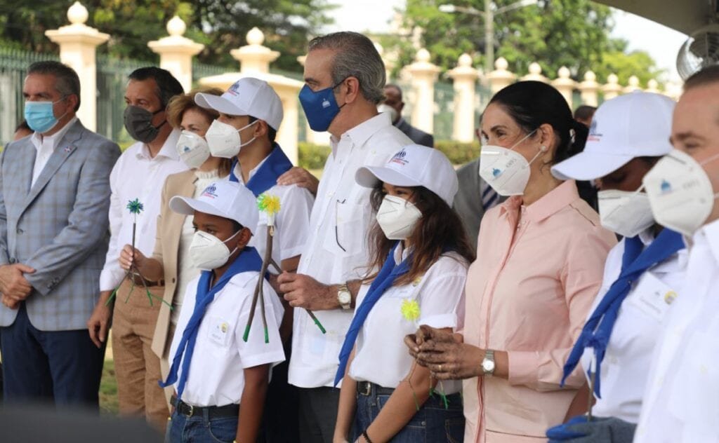 Abinader siembra arbol 09 Abinader encabeza siembra en el Palacio Nacional por el Mes de la Reforestación