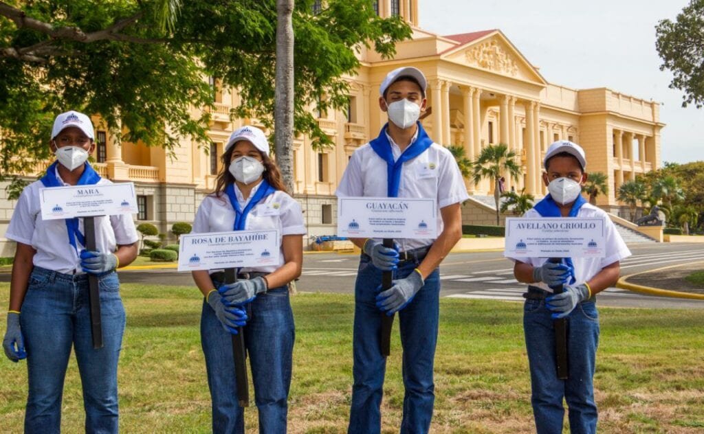 Abinader siembra arbol 10 Abinader encabeza siembra en el Palacio Nacional por el Mes de la Reforestación