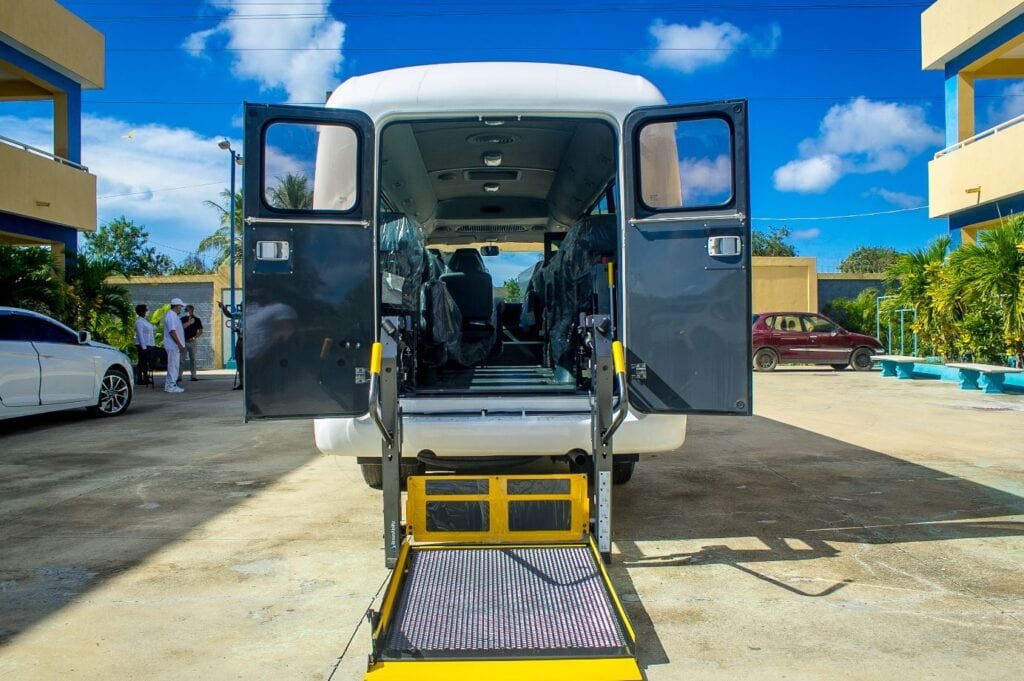 EnaDom dona autobus 01 EnaDom dona autobús a deportistas con discapacidad de Boca Chica