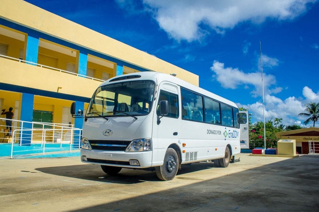 EnaDom dona autobus 03 EnaDom dona autobús a deportistas con discapacidad de Boca Chica