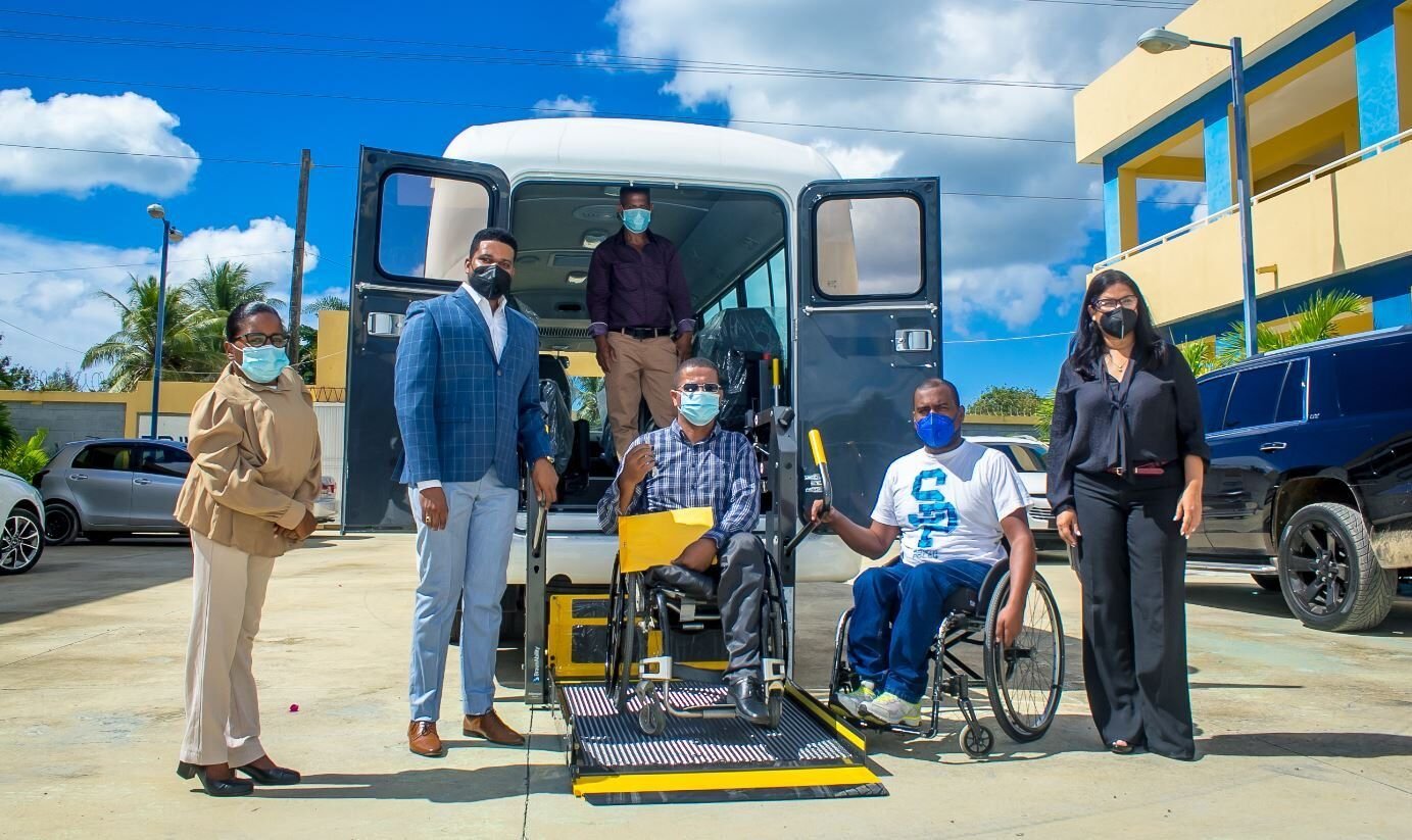 EnaDom dona autobús a deportistas con discapacidad de Boca Chica