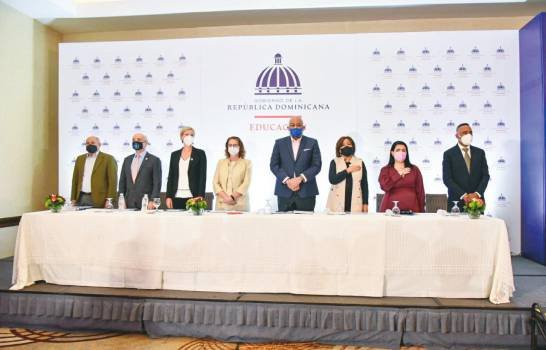 Roberto Fulcar Aprendamos en Casa Presentan programa “Aprendemos en Casa”; año escolar costará RD$50,000 millones