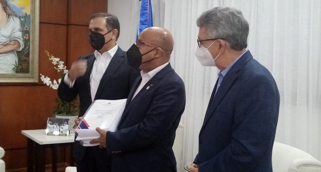 Someten presupuesto 2021 Abinader aumentará en 2021 a 300 dólares salario mínimo de policías