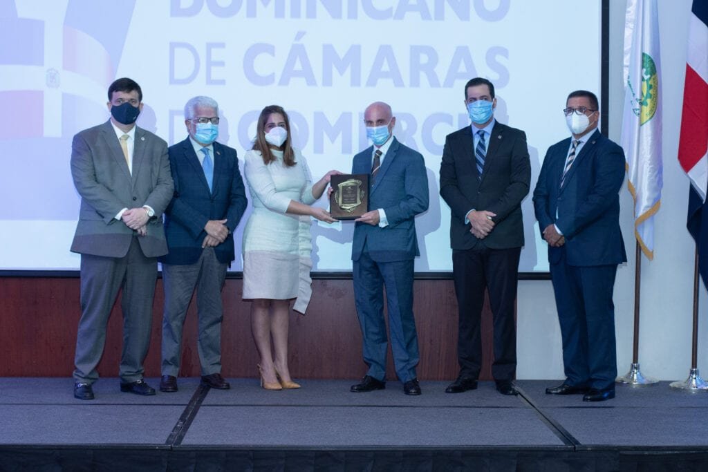 Tavarez recibe reconocimiento. Demandan transformación digital de las cámaras de comercio dominicanas
