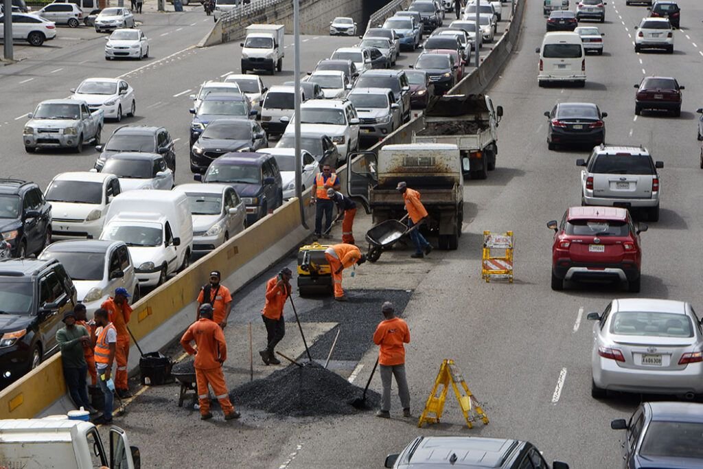 27 01 Obras Públicas reacondiciona la avenida 27 de Febrero