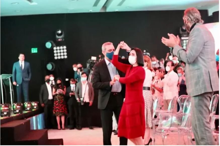 Presidente Abinader honra deuda con la primera dama y baila a ritmo de Juan Luis Guerra 2 Presidente Abinader honra deuda con la primera dama y baila a ritmo de Juan Luis Guerra