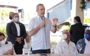 Abinader promete construir un ingenio de alcohol en Guerra