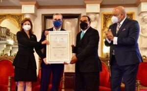 Abinader entrega a Miguel Franjul el Premio Nacional de Periodismo 2020