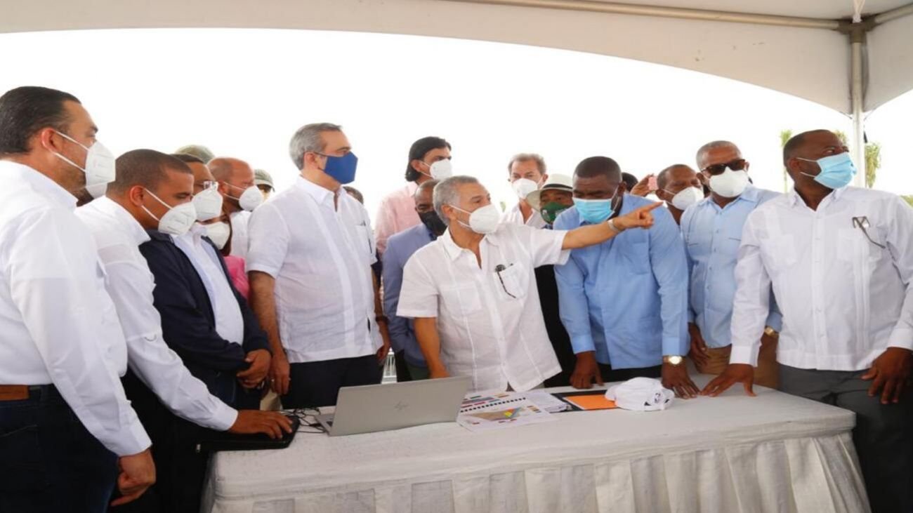 Abinader anuncia programa para dotar de títulos a residentes en Villa Hermosa