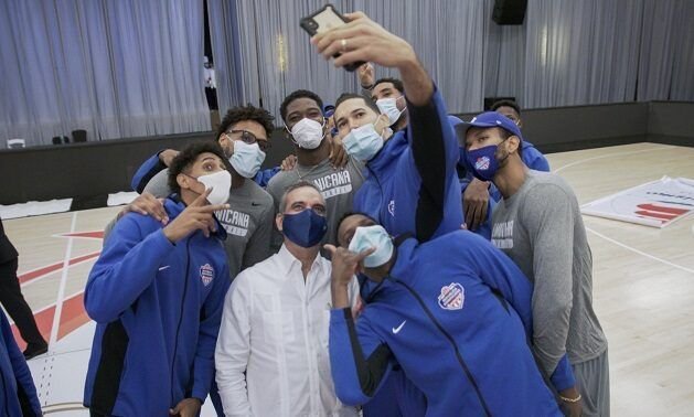 Luis Abinader sorprende a la preselección nacional de baloncesto