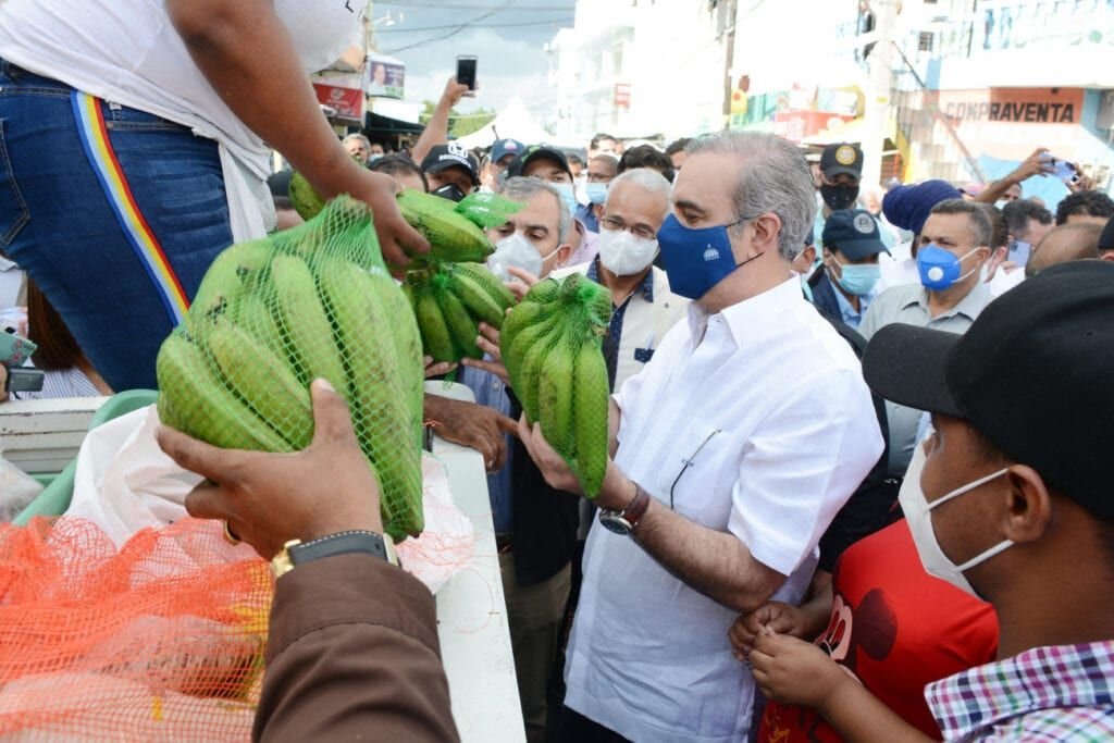 Abinader invertirá cada centavo en las prioridades del país; dará 100 mm para terminar el Calventi 4 Alcarrizos 11 Abinader invertirá cada centavo en las prioridades del país; dará 100 mm para terminar el Calventi