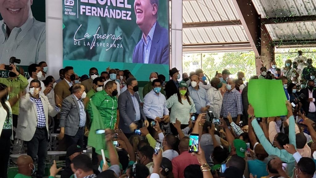 Carlos Guzmán, alcalde SDN, y Jesús Feliz dejan el PLD y se van con Leonel 2 Carlos Guzmán, alcalde SDN, y Jesús Feliz dejan el PLD y se van con Leonel