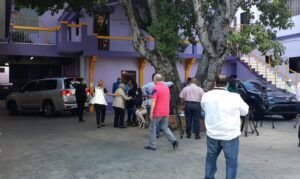 «¡Van preso to, por ladrones!», les gritan a peledeístas reunidos en su Casa Nacional