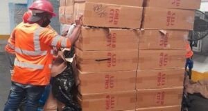 Aduanas decomisa 304,630 unidades de cigarrillos ilegales y 1,954 de bebidas alcohólicas