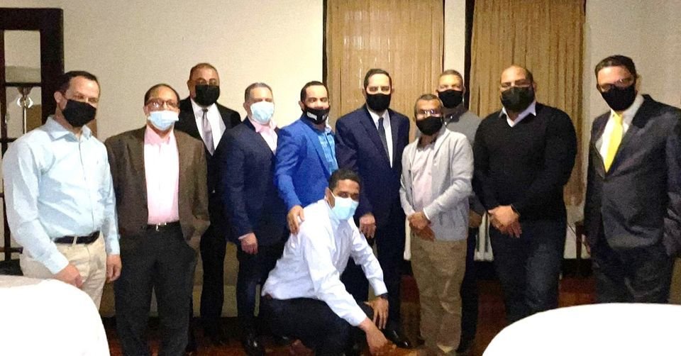 Cónsul Eligio Jáquez trata planes comunitarios con sacerdote y empresarios