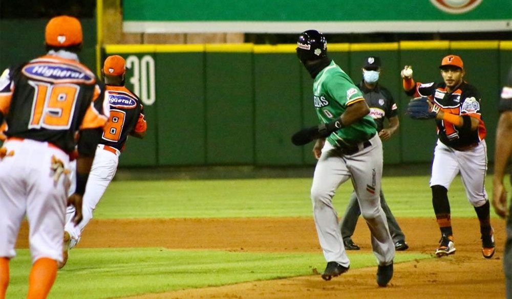 Estrellas vencen 7-4 a los Toros aprovechando la mala defensa 2 Estrellas vencen 7-4 a los Toros aprovechando la mala defensa