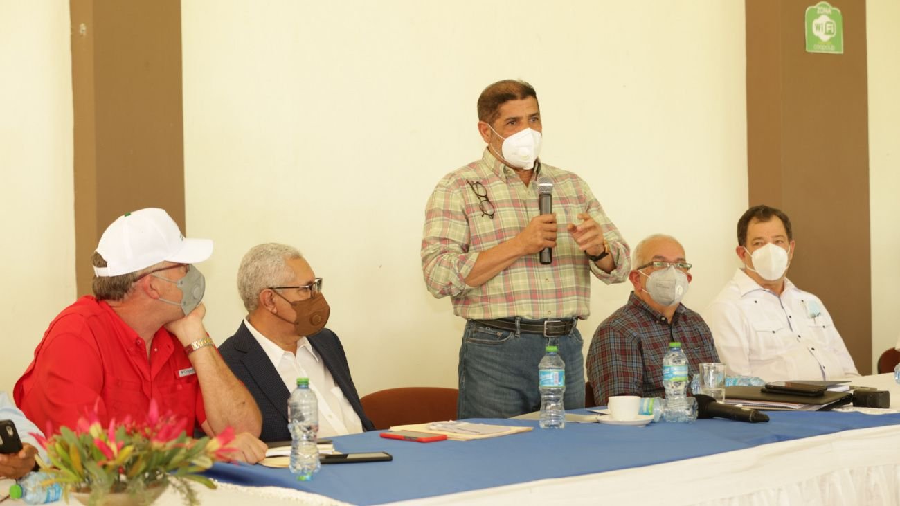 Gobierno busca garantizar la producción de leche nacional