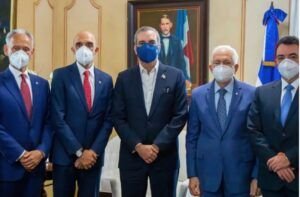 Ejecutivos del Grupo Mapfre y del centro financiero BHD León se reúnen con Luis Abinader