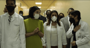 Primera dama visita y se ofrece para colaborar Infantil Dr. Robert Reid Cabral