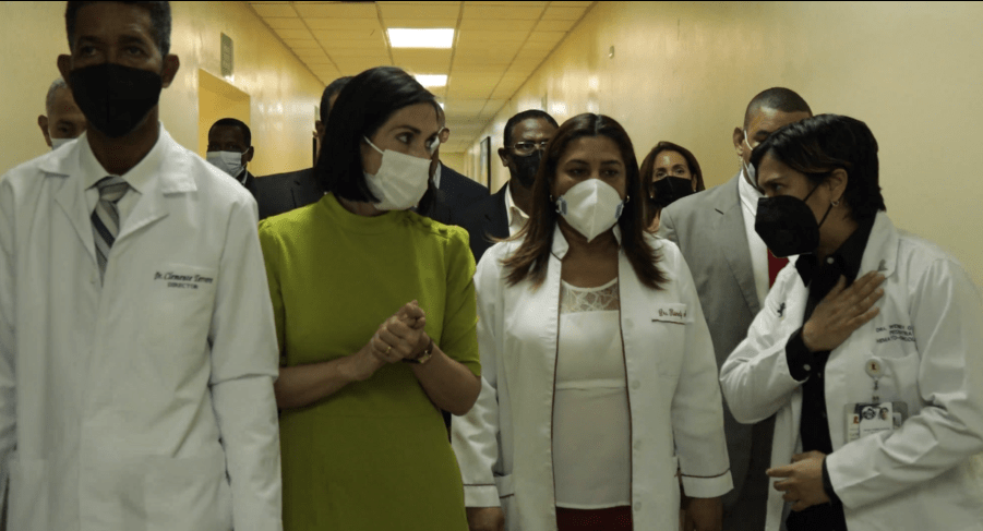 Primera dama visita y se ofrece para colaborar Infantil Dr. Robert Reid Cabral