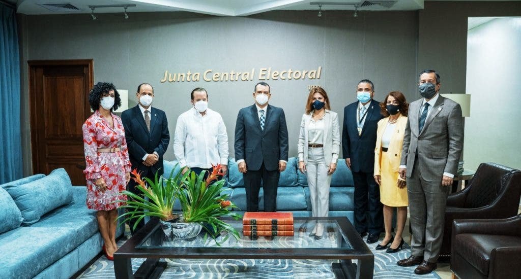 PRM visita la JCE y expresa su confianza en la institución