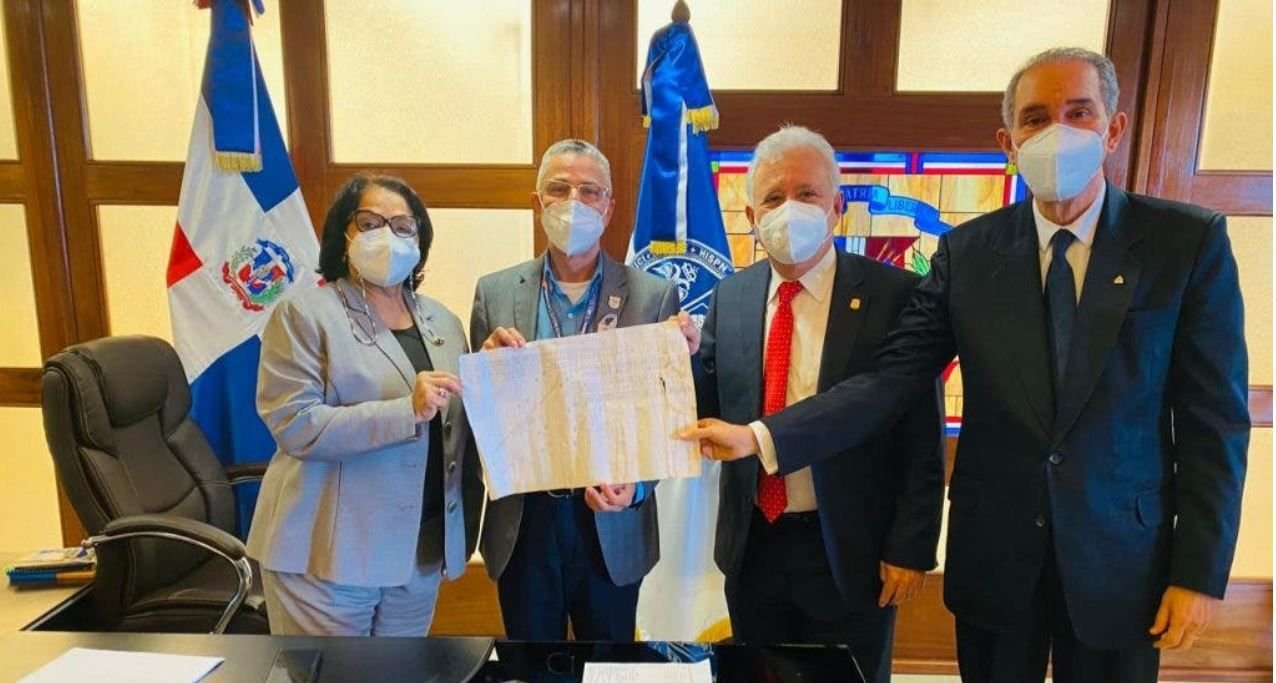 Autoridades presentan planos para construcción Centro UASD en Santo Domingo Este 2 Autoridades presentan planos para construcción Centro UASD en Santo Domingo Este