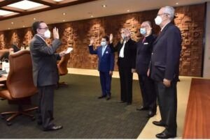 El gobernador Valdez Albizu juramentó ayer a los nuevos miembros de la Junta Monetaria