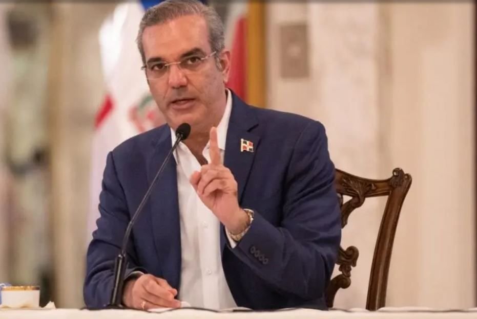 Presidente Abinader asciende oficial insultado por legilador de Montecristi