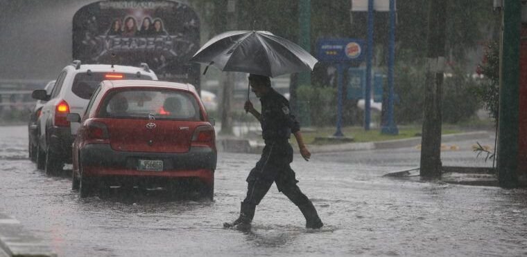 Autoridades evacuan mil 125 personas en la RD por lluvias; hay 19 provincias en alerta