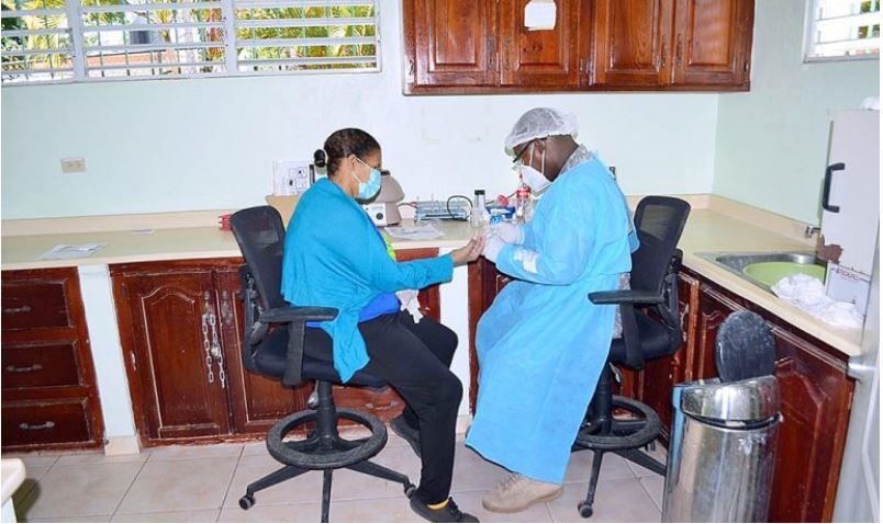 Salud Pública reporta 567 nuevos contagios de COVID y dos muertes