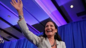 Joe Biden elige a la nativa Deb Haaland como secretaria de Interior