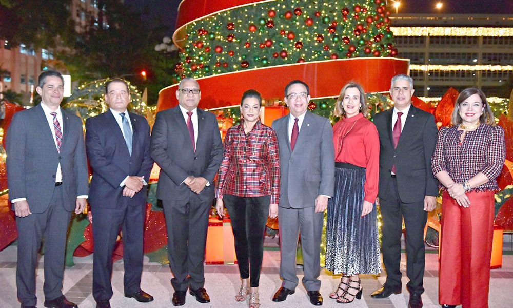 Banco Central enciende árbol Navidad