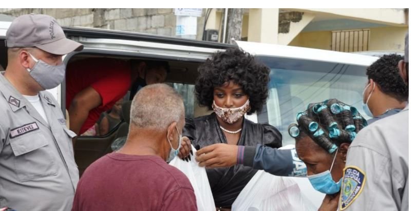 Amara la Negra entrega ayuda a 300 familias de SD por fiestas navideñas