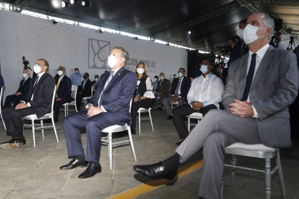 APAP 03 Ejecutivos APAP valoran estabilidad y dinamismo de la economía del país