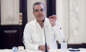 Presidente Abinader destituye 60 funcionarios del servicio exterior